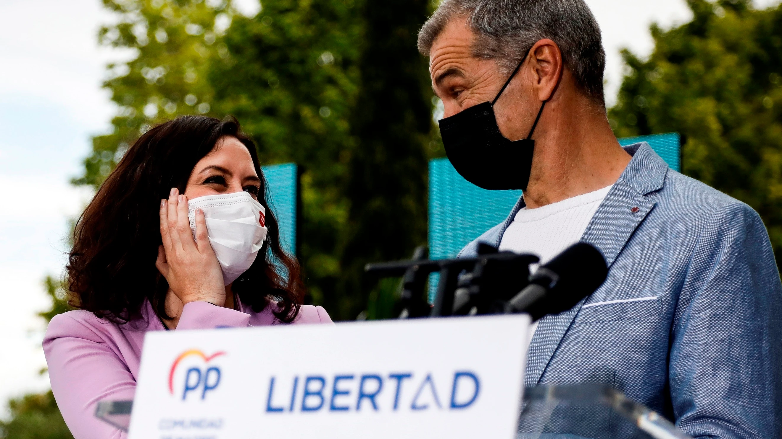 Isabel Díaz Ayuso y Toni Cantó durante un acto electoral