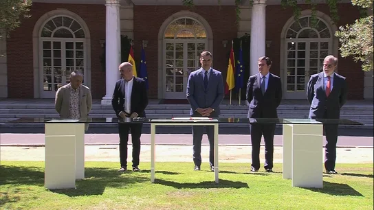 Sánchez, patronal y sindicatos firman la primera gran reforma de las pensiones en casi una década Firma