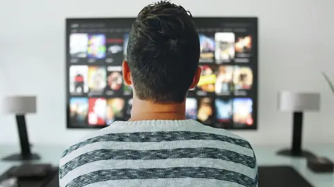 Hombre viendo la TV Hombre viendo la TV