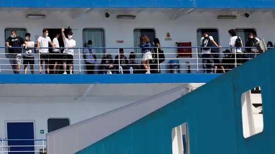 Varias personas saludan desde el ferry en el que viajan 118 estudiantes que habían sido confinados en un hotel de Mallorca tras el macrobrote. Varias personas saludan desde el ferry en el que viajan 118 estudiantes que habían sido confinados en un hotel de Mallorca tras el macrobrote.