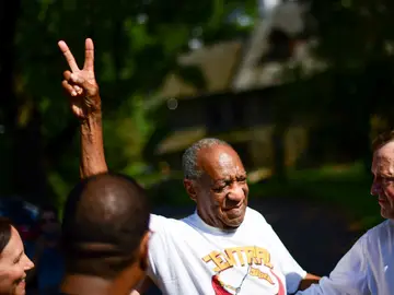 Bill Cosby es recibido en la puerta de su casa después de que el máximo tribunal de Pensilvania anulara su condena por agresión sexual y ordenara su inmediata salida de prisión