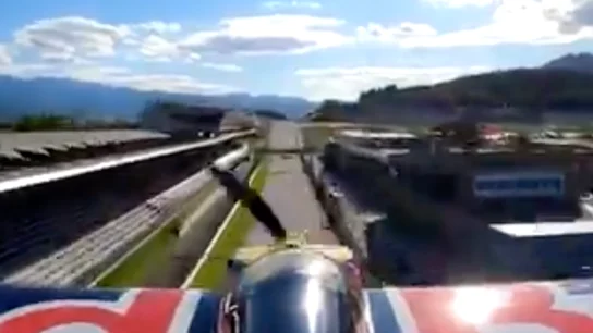 La avioneta de Red Bull recorriendo el Red Bull Ring La avioneta de Red Bull recorriendo el Red Bull Ring