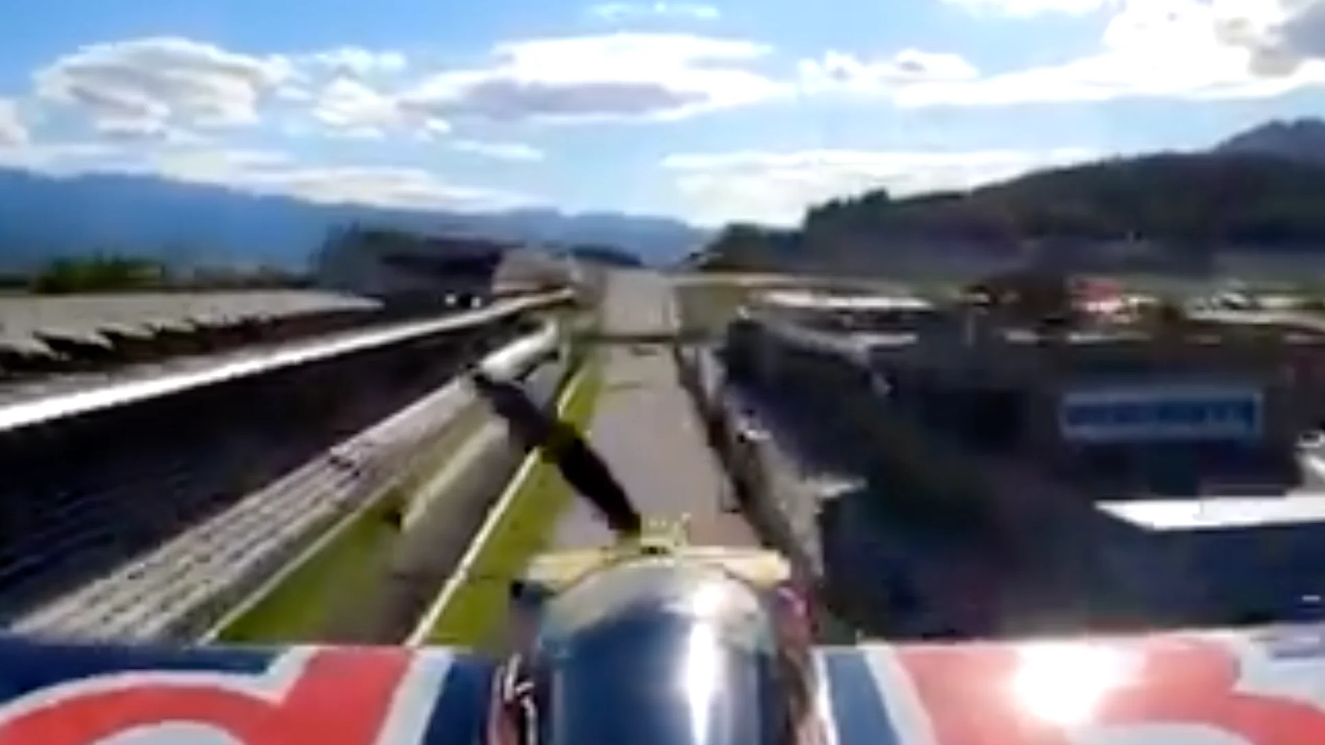 La avioneta de Red Bull recorriendo el Red Bull Ring