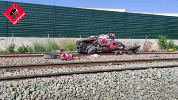 El coche arrollado por el tren en Novelda