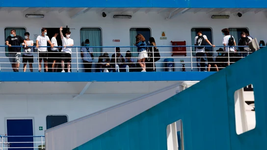 Los jóvenes hasta ahora confinados en Mallorca, en el barco que les trasladó a Valencia Los jóvenes hasta ahora confinados en Mallorca, en el barco que les trasladó a Valencia