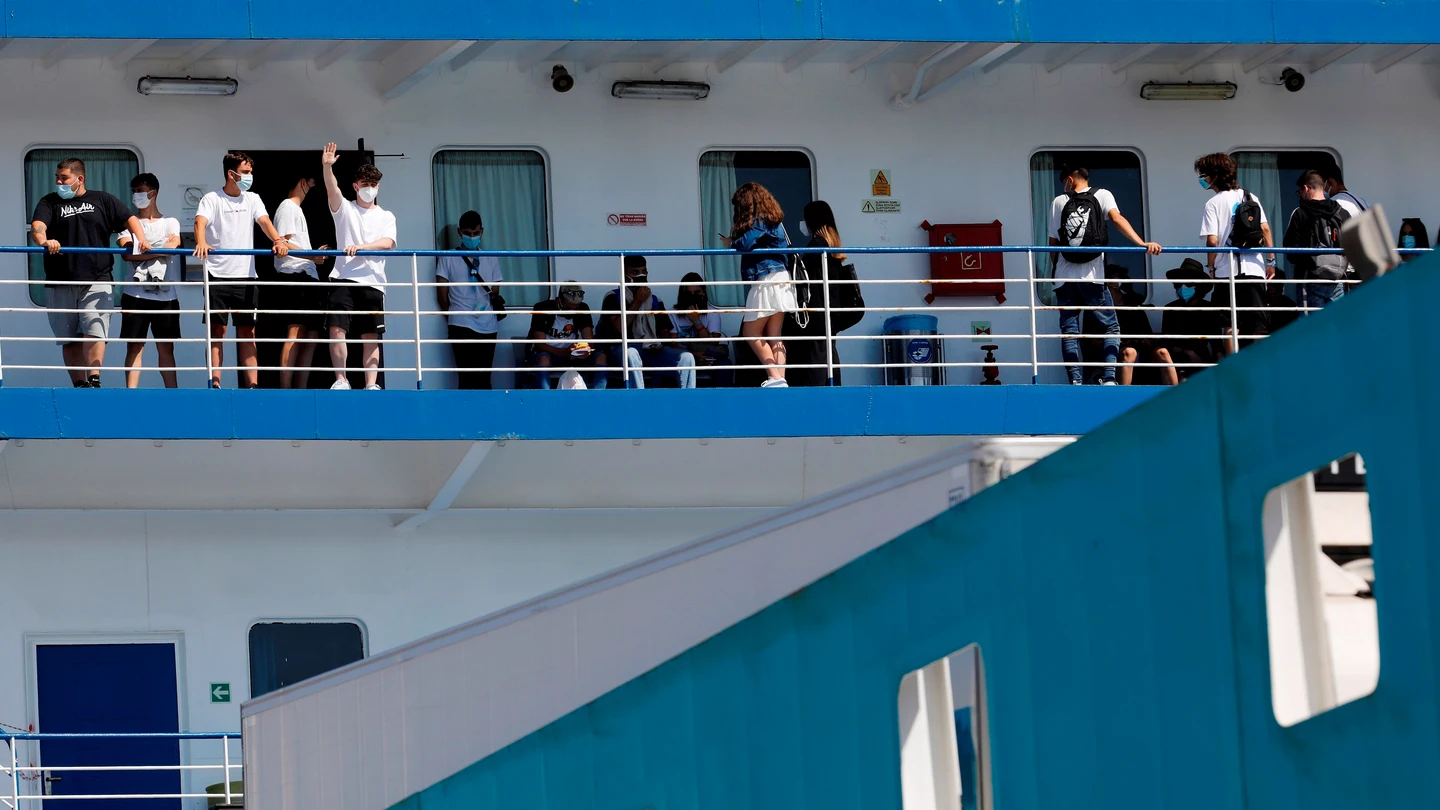 Los jóvenes hasta ahora confinados en Mallorca, en el barco que les trasladó a Valencia Los jóvenes hasta ahora confinados en Mallorca, en el barco que les trasladó a Valencia