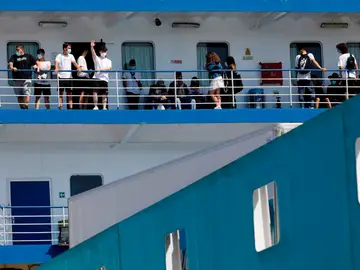 Los jóvenes hasta ahora confinados en Mallorca, en el barco que les trasladó a Valencia