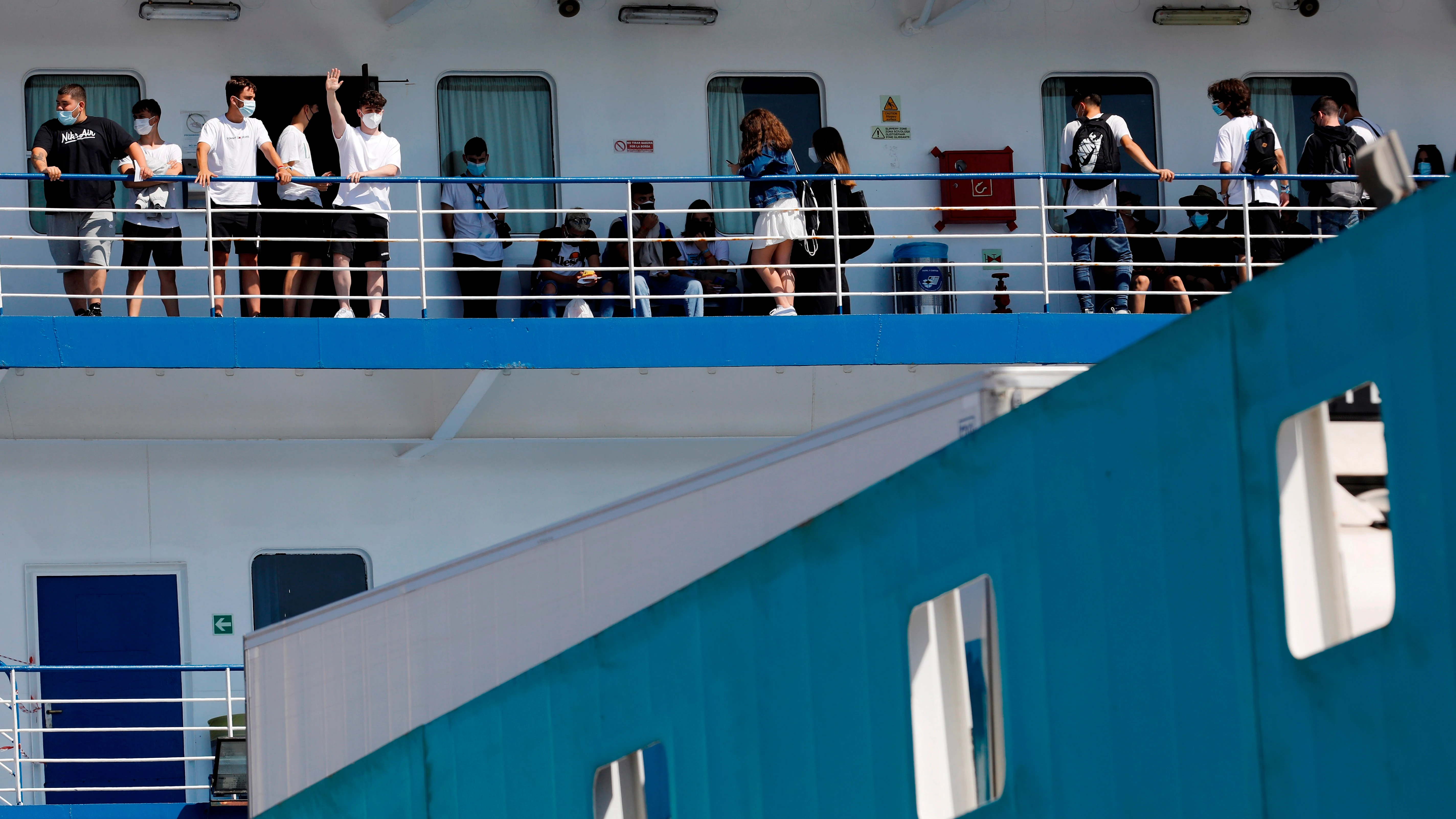 Los jóvenes hasta ahora confinados en Mallorca, en el barco que les trasladó a Valencia