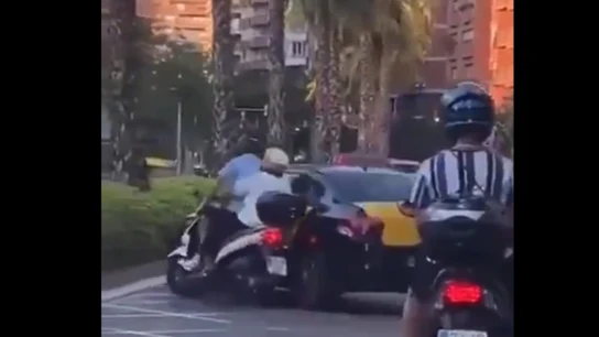 Un taxi embiste a una moto en Barcelona Un taxi embiste a una moto en Barcelona