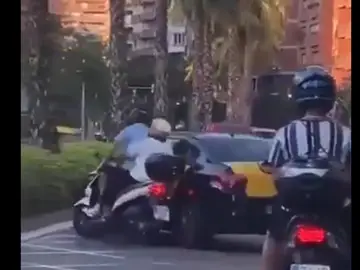 Un taxi embiste a una moto en Barcelona