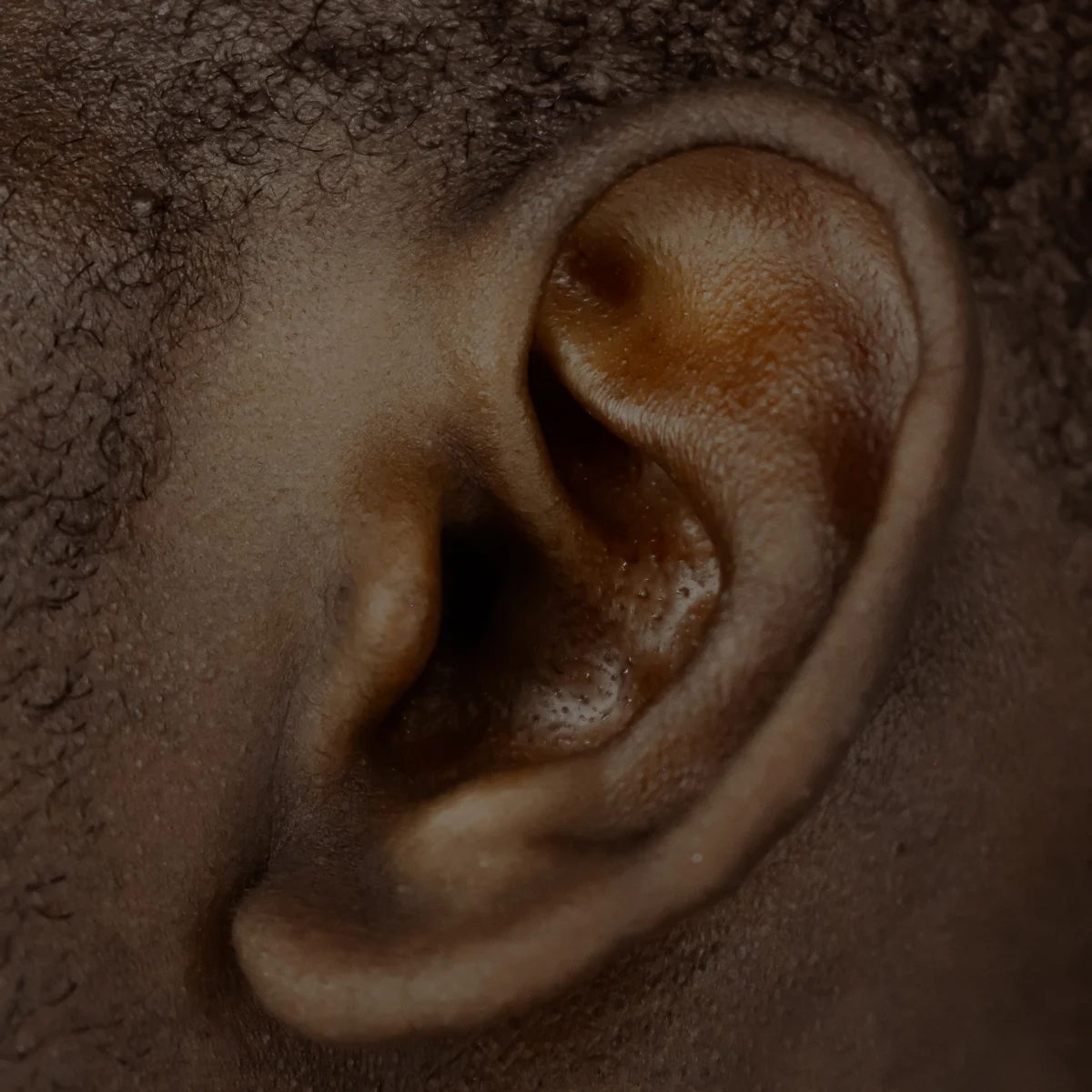 Con qué me debo limpiar los oídos?