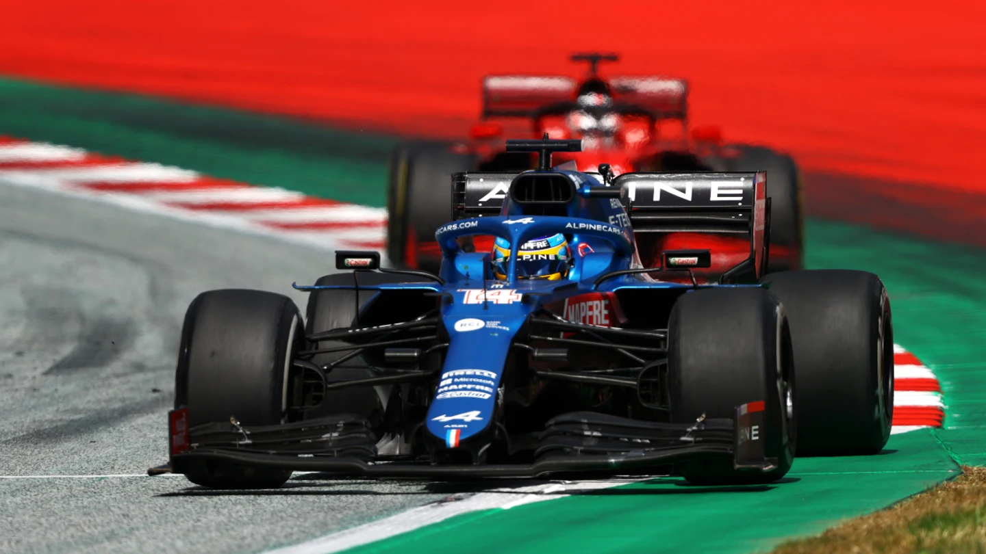 Fernando Alonso, por delante de un Ferrari Fernando Alonso, por delante de un Ferrari