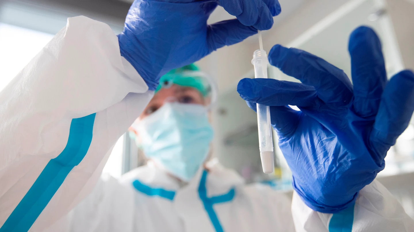 Una sanitaria realiza una prueba de antígenos. Cataluña