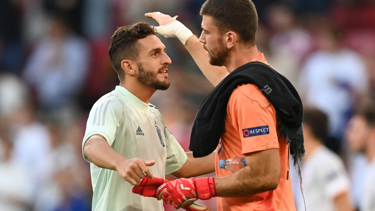 Koke se abraza a Unai Simón