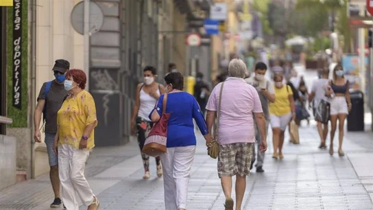 Gente paseando por Tenerife con mascarillas Gente paseando por Tenerife con mascarillas