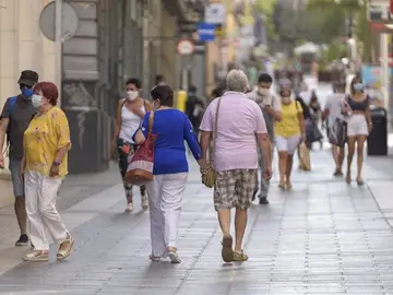 Gente paseando por Tenerife con mascarillas
