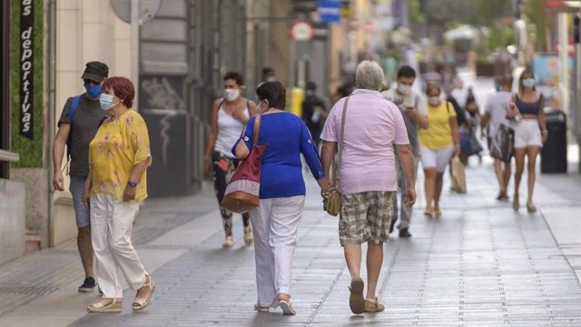 Gente paseando por Tenerife con mascarillas