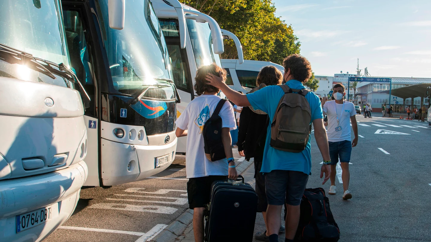 Jóvenes fletando autobuses para salir de Valencia tras abandonar Mallorca Jóvenes fletando autobuses para salir de Valencia tras abandonar Mallorca