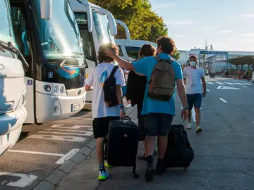 Jóvenes fletando autobuses para salir de Valencia tras abandonar Mallorca