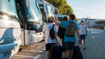 Jóvenes fletando autobuses para salir de Valencia tras abandonar Mallorca