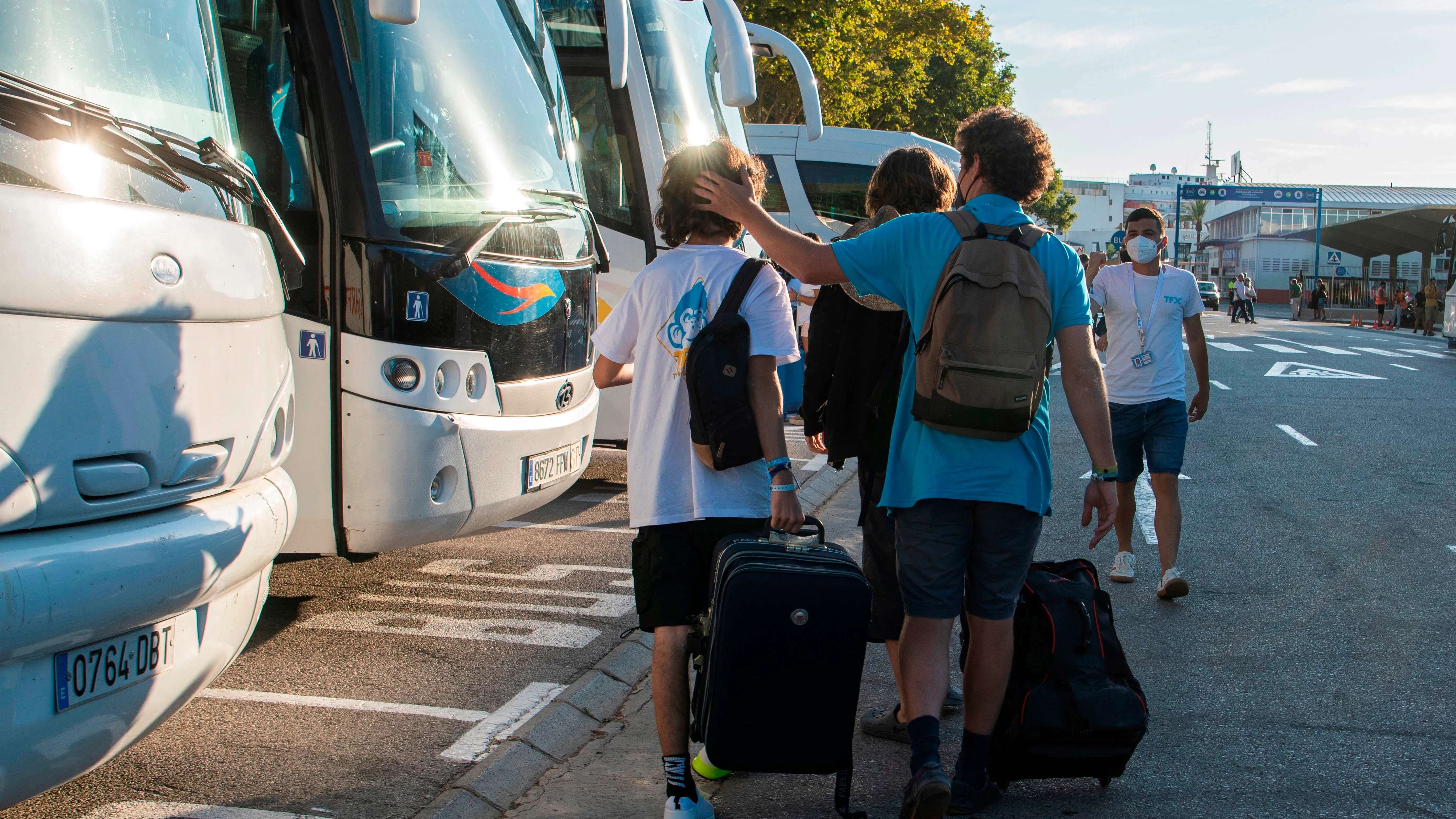 Jóvenes fletando autobuses para salir de Valencia tras abandonar Mallorca