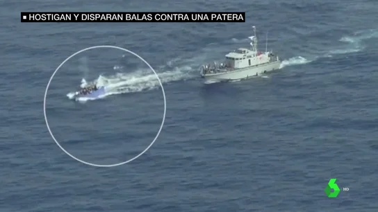 El momento en el que guardacostas libios disparan a una patera en el Mediterráneo El momento en el que guardacostas libios disparan a una patera en el Mediterráneo