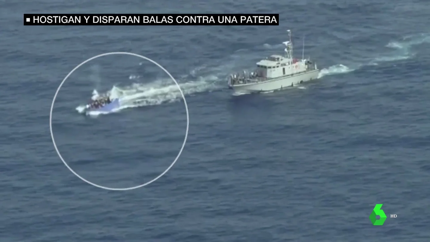 El momento en el que guardacostas libios disparan a una patera en el Mediterráneo El momento en el que guardacostas libios disparan a una patera en el Mediterráneo