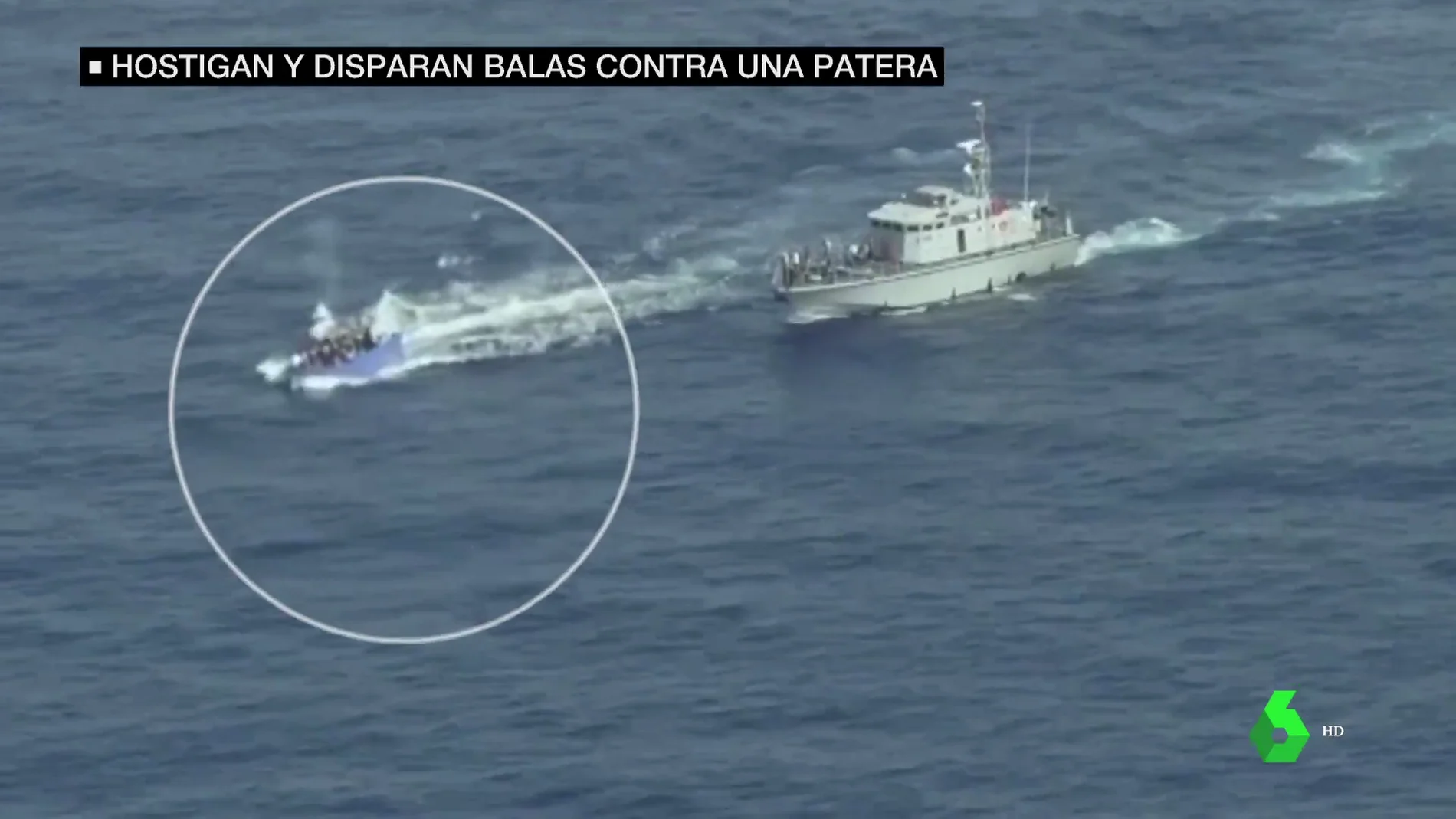 El momento en el que guardacostas libios disparan a una patera en el Mediterráneo