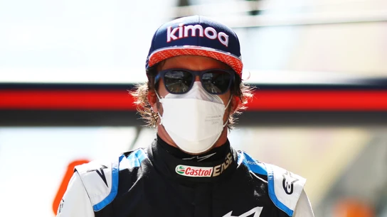 Fernando Alonso camina por el 'paddock' Fernando Alonso camina por el 'paddock'