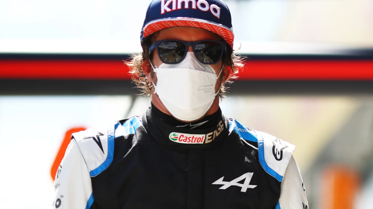 Fernando Alonso camina por el 'paddock'