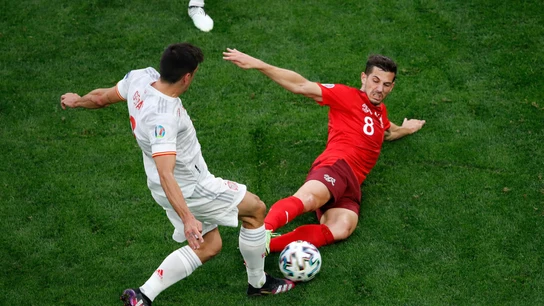 Freuler y su entrada a Gerard Moreno por la que vio la roja Freuler y su entrada a Gerard Moreno por la que vio la roja