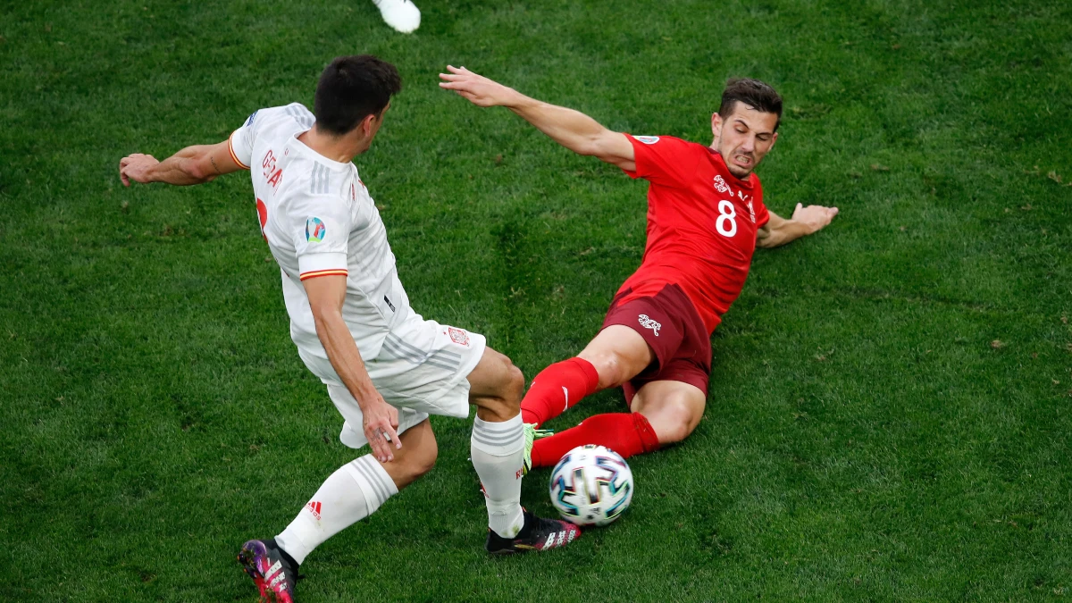 Freuler y su entrada a Gerard Moreno por la que vio la roja