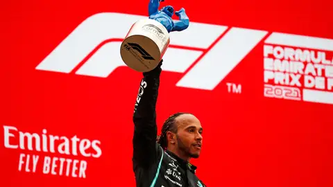 Lewis Hamilton renueva con Mercedes Lewis Hamilton renueva con Mercedes