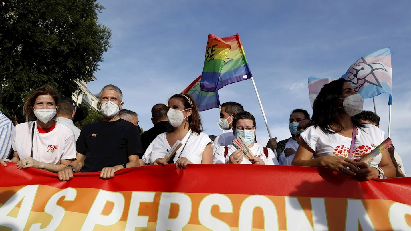 El ministro de Interior, Fernando Grande-Marlaska (2i), durante la marcha del Orgullo LGTBI El ministro de Interior, Fernando Grande-Marlaska (2i), durante la marcha del Orgullo LGTBI