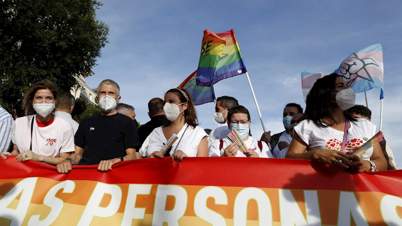 El ministro de Interior, Fernando Grande-Marlaska (2i), durante la marcha del Orgullo LGTBI