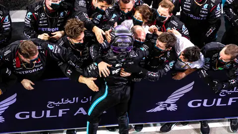 Lewis Hamilton renueva con Mercedes Lewis Hamilton renueva con Mercedes