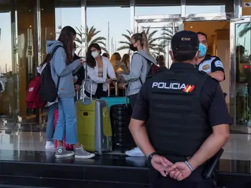 Estudiantes salen de un hotel de Mallorca