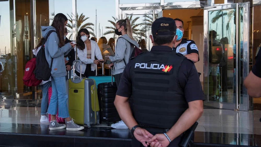 Estudiantes salen de un hotel de Mallorca