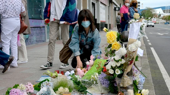 Una mujer deposita flores en el lugar donde asesinaron a Samuel Luiz Una mujer deposita flores en el lugar donde asesinaron a Samuel Luiz