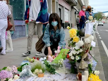 Una mujer deposita flores en el lugar donde asesinaron a Samuel Luiz