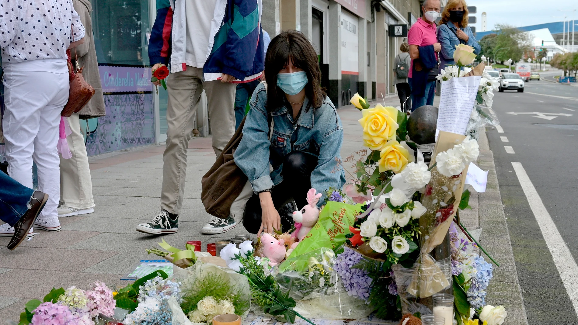 Una mujer deposita flores en el lugar donde asesinaron a Samuel Luiz