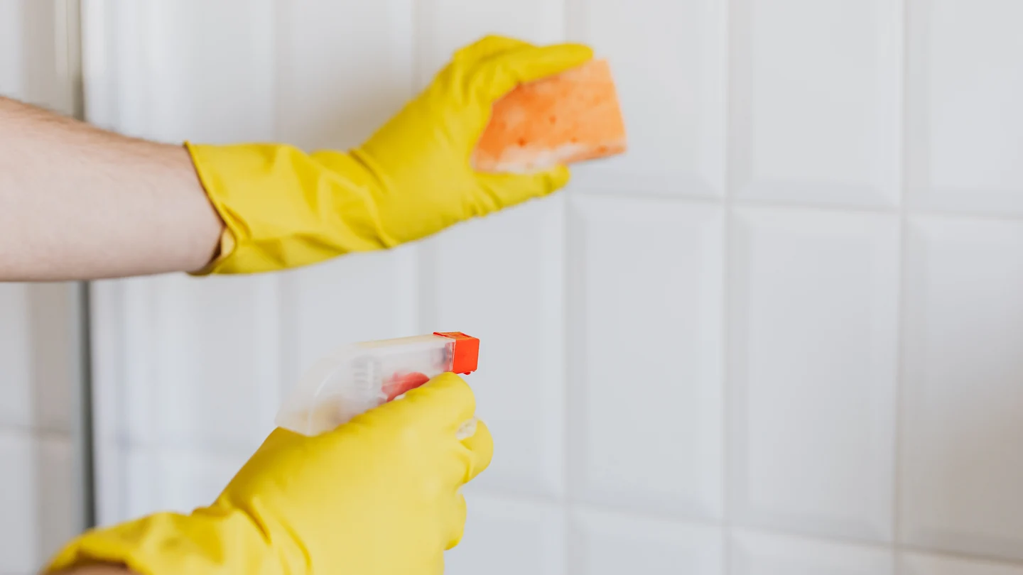 Cómo quitar la silicona de los azulejos Cómo quitar la silicona de los azulejos