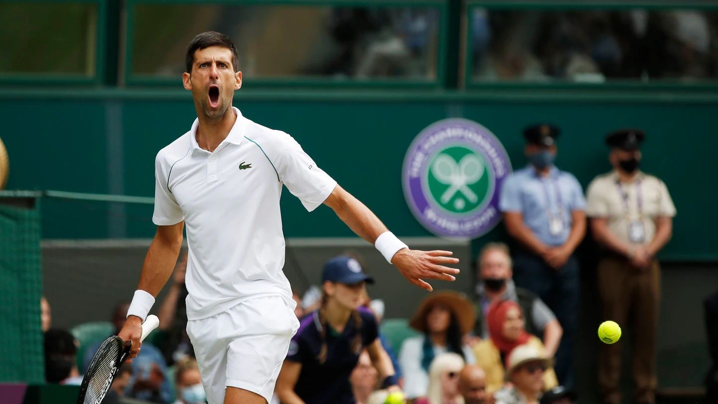 Novak Djokovic celebra un punto en la final de Wimbledon contra Berrettini Novak Djokovic celebra un punto en la final de Wimbledon contra Berrettini