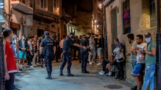 La Policía Nacional actúa ante una multitud de personas en la calle La Policía Nacional actúa ante una multitud de personas en la calle