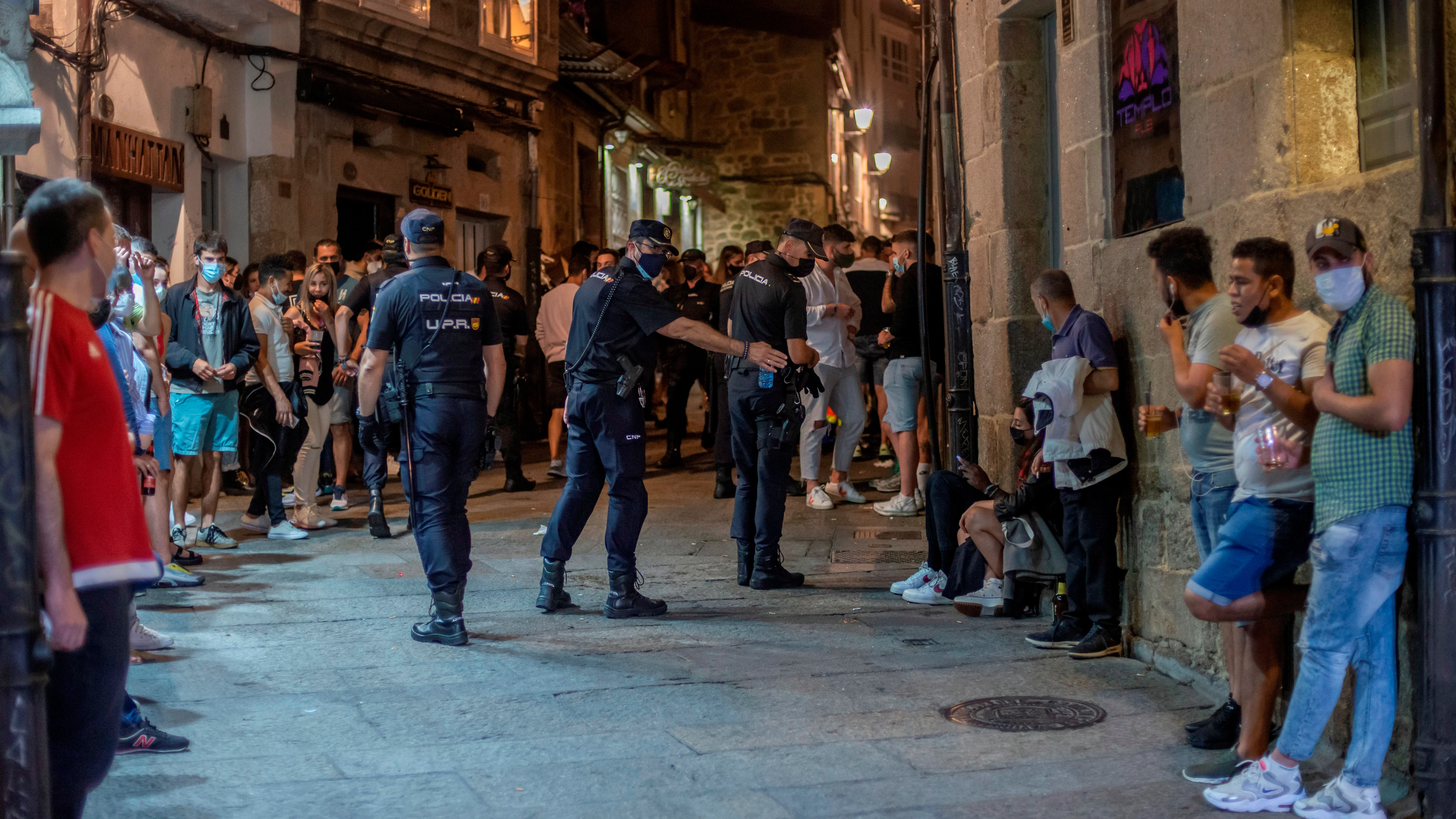 La Policía Nacional actúa ante una multitud de personas en la calle