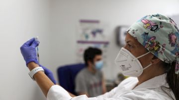 Un estudiante de Erasmus se vacuna en un centro de vacunación de Madrid