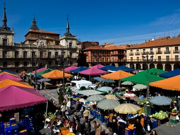 Mercado en la Plaza Mayor de León Mercado en la Plaza Mayor de León