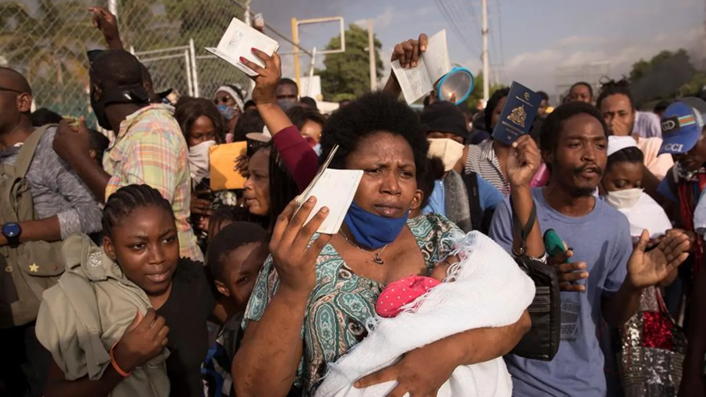 Cientos de haitianos se congregan frente a la sede de la embajada de Estados Unidos Cientos de haitianos se congregan frente a la sede de la embajada de Estados Unidos