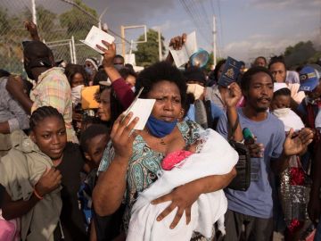 Cientos de haitianos se congregan frente a la sede de la embajada de Estados Unidos