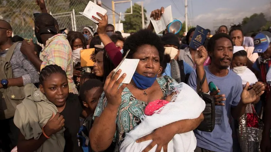 Cientos de haitianos se congregan frente a la sede de la embajada de Estados Unidos